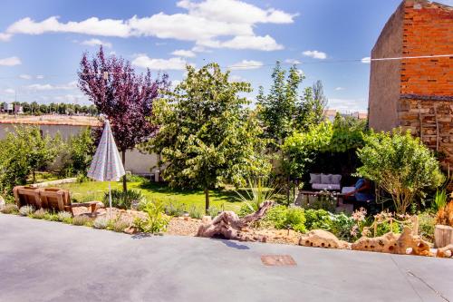 a backyard with a garden with trees and bushes at MyWay Albergue de Peregrinos in Astorga