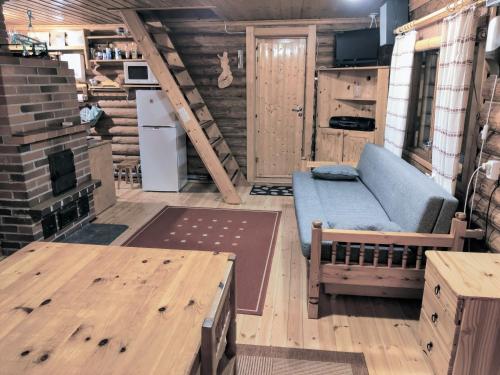 ein Wohnzimmer mit einem Sofa und einem Tisch in der Unterkunft Villa Haapala in Rovaniemi