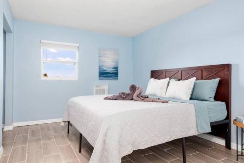 um quarto com uma cama grande e paredes azuis em Waterfront Condo #9 em Punta Gorda