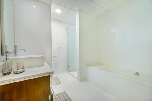 O baie la Modern 2BR in Burj Khalifa View Blvd Central-2002