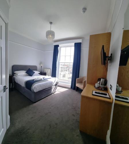 Katil atau katil-katil dalam bilik di Anglesey Hotel