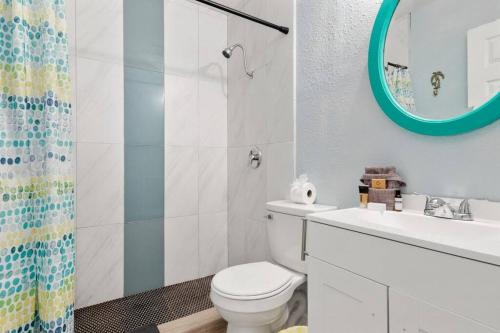 bagno con servizi igienici, lavandino e specchio di Beautiful Waterfront 1 bedroom #4 a Punta Gorda