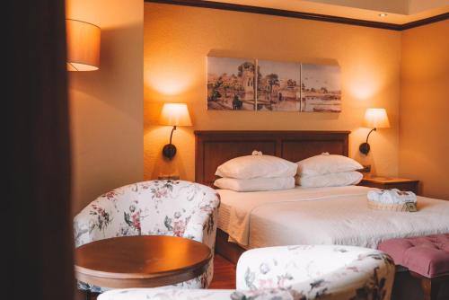 a hotel room with two beds and two chairs at Ida Tas Konak in Kucukkuyu