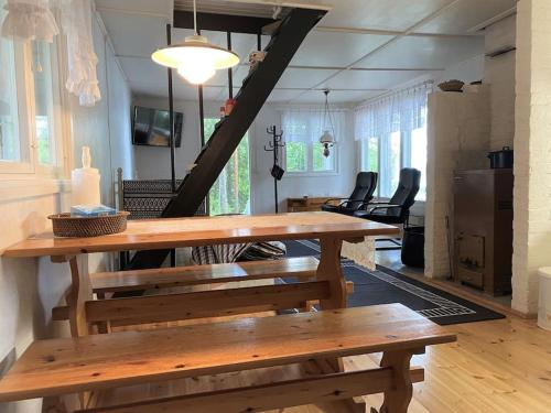 een eetkamer met een houten tafel en banken bij Cozy Lakefront Cabin 