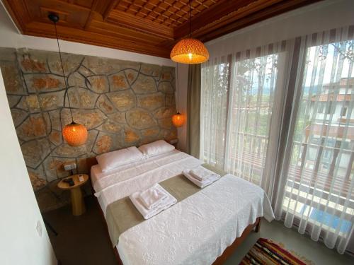 A bed or beds in a room at Tomsan Suites & Villas Akyaka