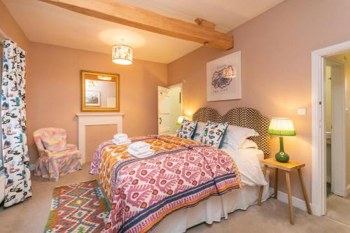 ein Schlafzimmer mit einem Bett und einem Stuhl in der Unterkunft 2 Sulphur Wells at Broughton Sanctuary in Broughton