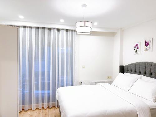 מיטה או מיטות בחדר ב-Aliya home No1-new apartment close to taksim istanbul