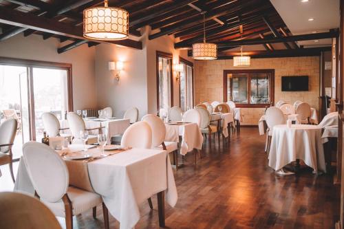 a dining room with white tables and chairs at Ida Tas Konak in Kucukkuyu