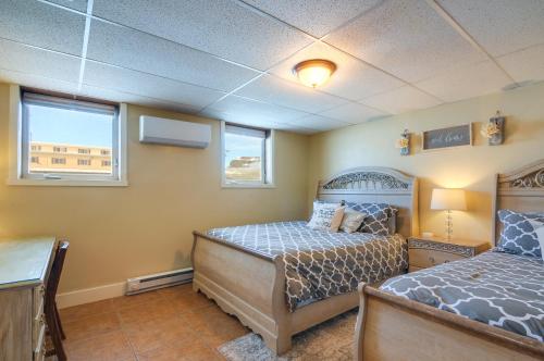1 dormitorio con 2 camas y 2 ventanas en Cozy Historic Home with Games, Near Bryce Canyon! en Cannonville