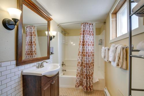 y baño con lavabo y ducha. en Cozy Historic Home with Games, Near Bryce Canyon!, en Cannonville