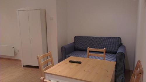 sala de estar con sofá azul y mesa en Apartman 4 You Westend en Budapest