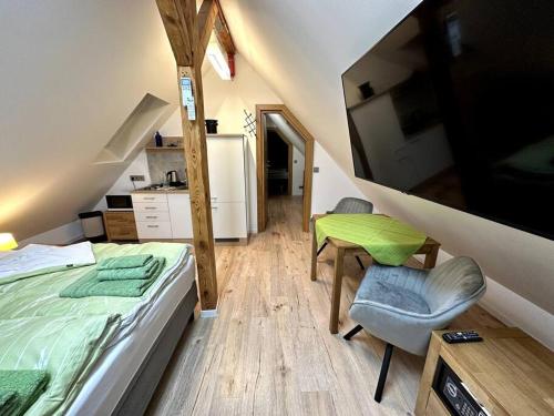 Schlafzimmer mit einem Bett, einem Schreibtisch und einem Tisch in der Unterkunft Haus an der Sieber Zimmer 2 in Herzberg am Harz
