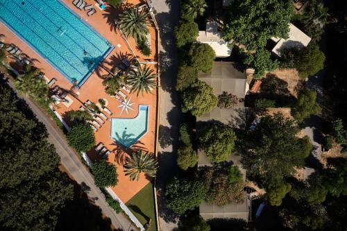 una vista aérea de un aparcamiento con piscina en Glamping Côte d'Azur, en Roquebrune-sur-Argens