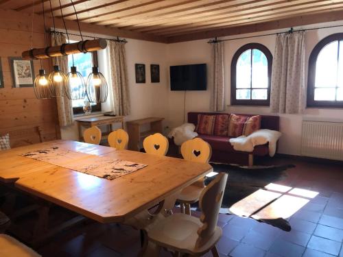 Μια τηλεόραση ή/και κέντρο ψυχαγωγίας στο Holiday Home Berghaus by Interhome