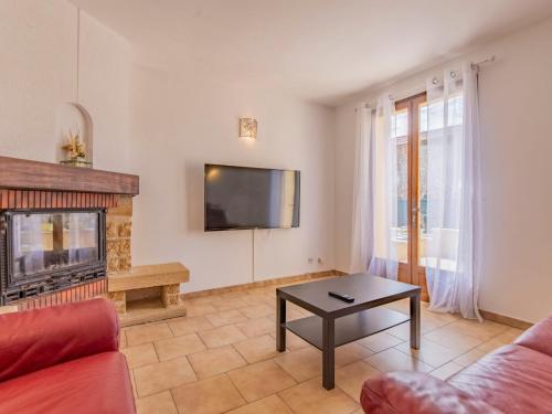 un salon avec une cheminée et une télévision dans l'établissement Villa Kasara by Interhome, à Mazan