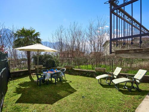 A garden outside Holiday Home Simoni - GLA107 by Interhome
