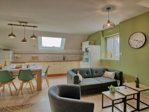 un salon et une cuisine avec un canapé et une table dans l'établissement Holiday Home Groix by Interhome, à Plouhinec