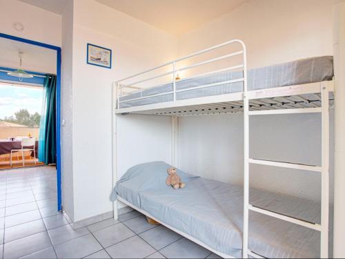 - un ours en peluche assis sur un lit superposé dans un dortoir dans l'établissement Apartment Les Terrasses Fleuries by Interhome, à Saint Cyprien Plage