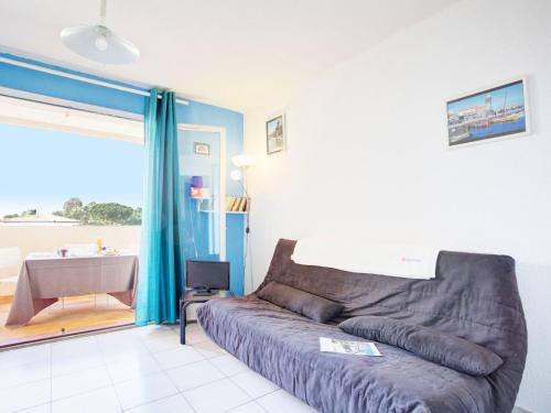 un salon avec un canapé et une table dans l'établissement Apartment Les Terrasses Fleuries by Interhome, à Saint Cyprien Plage