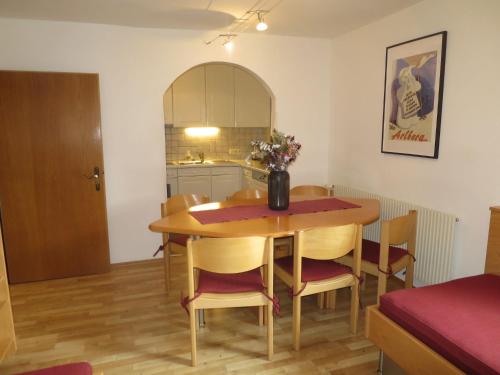 kuchnia i jadalnia ze stołem i krzesłami w obiekcie Apartment Schneider - STA251 by Interhome w mieście Sankt Anton am Arlberg