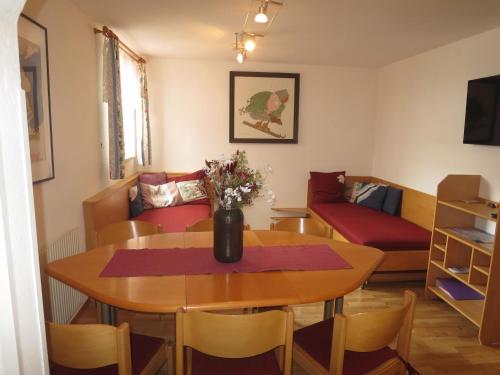 salon ze stołem i kanapą w obiekcie Apartment Schneider - STA251 by Interhome w mieście Sankt Anton am Arlberg