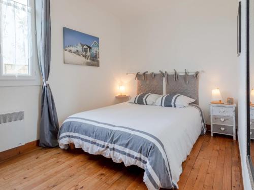 une chambre avec un lit blanc avec deux oreillers dans l'établissement Holiday Home Les Cordylines by Interhome, à Anneville-sur-Mer