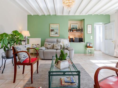 un salon avec un canapé et une table dans l'établissement Holiday Home La Batterie by Interhome, à Longues-sur-Mer