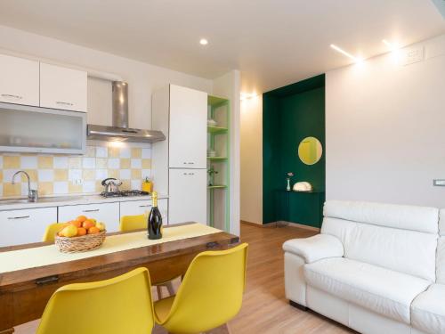 インペリアにあるApartment Coty - IMP522 by Interhomeのキッチン、リビングルーム(黄色い椅子、白いソファ付)