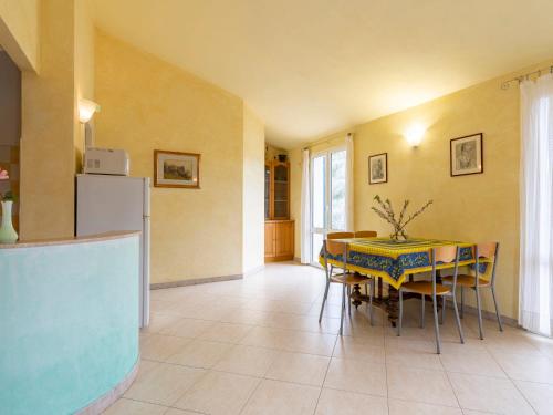 Una cocina y un comedor con una mesa y un refrigerador. en Apartment Joy - IMP521 by Interhome, en Imperia