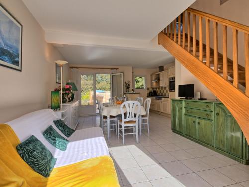 Il comprend une cuisine, un salon avec un escalier et une salle à manger. dans l'établissement Holiday Home Les Chênes Verts by Interhome, à La Turballe
