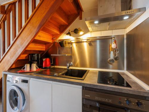 une cuisine avec un évier et une cuisinière dans l'établissement Holiday Home Petite Cigale by Interhome, à Saint Pierre La Mer