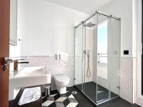 uma casa de banho com um lavatório, um WC e um chuveiro em Eva Recommends Triana em Sevilha