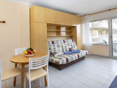 Sala de estar con cama y mesa con un bol de fruta en Apartment Residencial Manureva-1 by Interhome, en L'Estartit