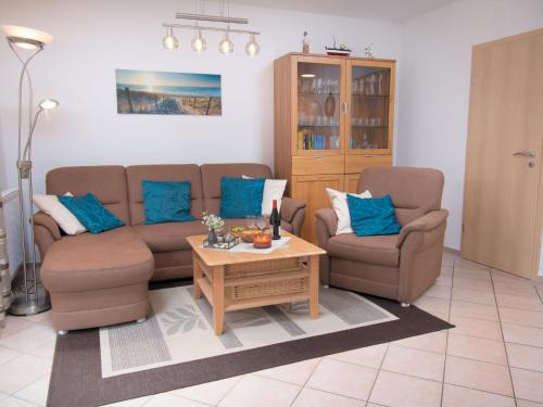 Apartment Seestern by Interhome في نورديش: غرفة معيشة مع كنبتين وطاولة قهوة