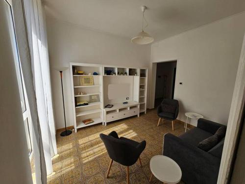 ein Wohnzimmer mit einem Sofa und Stühlen in der Unterkunft Cà Tosca in La Spezia