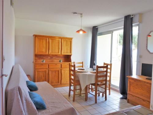 Il comprend un salon avec une table et une cuisine avec un lit. dans l'établissement Apartment Les Cigalines-1 by Interhome, à Narbonne-Plage