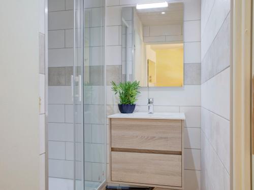 une salle de bain avec un lavabo et un miroir dans l'établissement Holiday Home Le Hameau du Rivage-6 by Interhome, à Saint Cyprien Plage