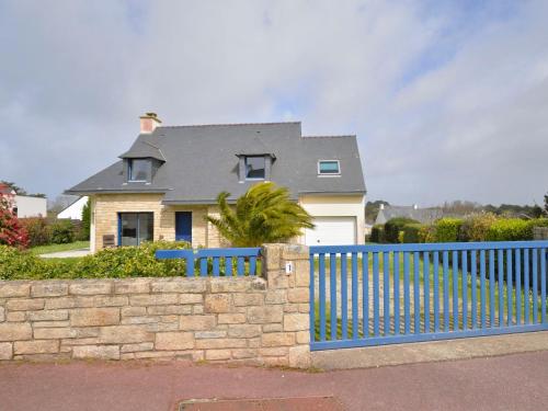 una cerca azul delante de una casa en Holiday Home Golf de Bretagne - RHU354 by Interhome, en Sarzeau
