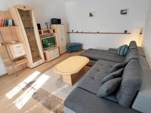 ein Wohnzimmer mit einem Sofa und einem Tisch in der Unterkunft Holiday Home Friedl by Interhome in Ritzing