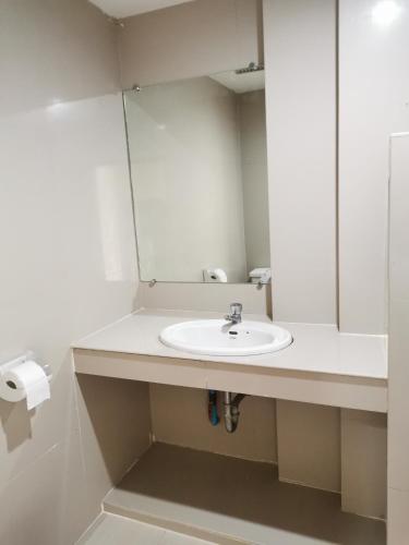 a bathroom with a sink and a mirror at Morakot Twin Chumphon in Chumphon