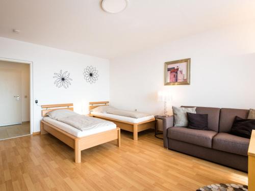 ein Wohnzimmer mit einem Sofa in der Unterkunft Apartment B915 by Interhome in Lahnstein