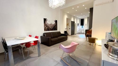 sala de estar con sofá, mesa y sillas en Apartment via Ferrucci 22, en Milán
