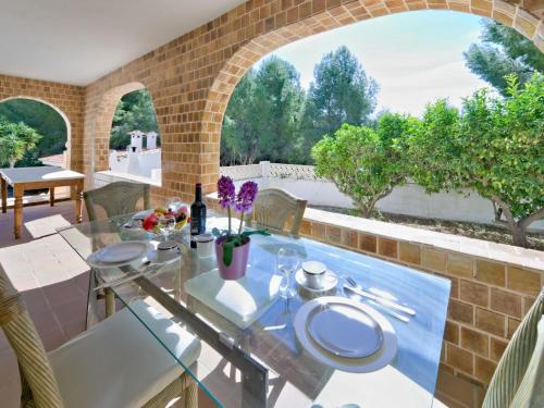 une salle à manger avec une table en verre et un mur en briques dans l'établissement Villa Consuelo by Interhome, à Calp