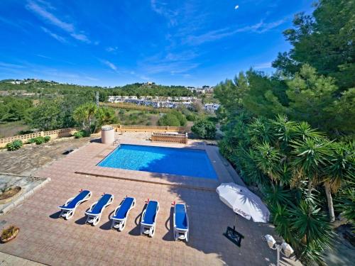 - une vue sur la piscine et ses chaises longues dans l'établissement Villa Consuelo by Interhome, à Calp