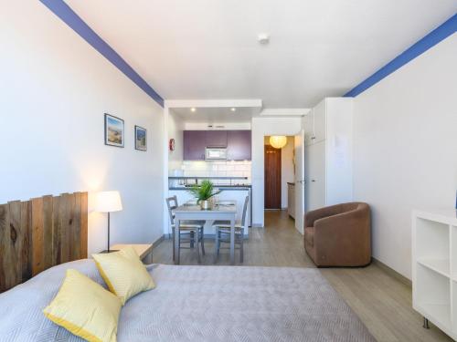 een slaapkamer met een bed en een eetkamer bij Studio Feodorowka-1 by Interhome in Arcachon