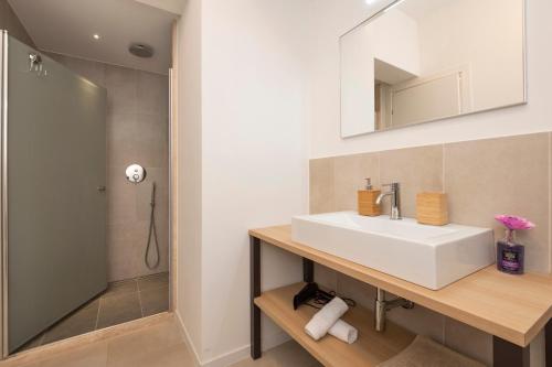 een badkamer met een witte wastafel en een douche bij Onda del Conero in Numana