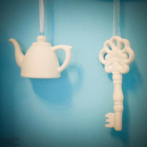 a lamp and a tea kettle hanging on a wall at B&Belvedere, affittacamere in San Benedetto del Tronto