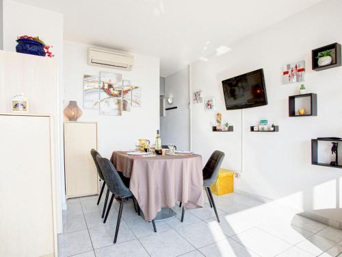 une salle à manger avec une table et des chaises dans l'établissement Apartment Ibis-2 by Interhome, à Saint-Cyprien