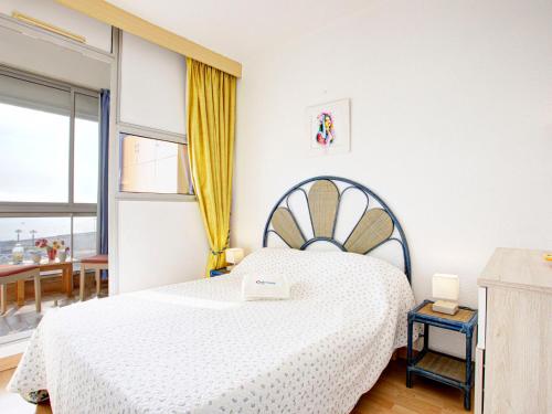 une chambre avec un lit blanc et une fenêtre dans l'établissement Apartment Ibis-2 by Interhome, à Saint-Cyprien