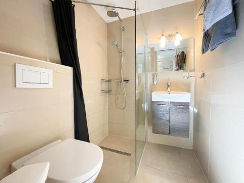 Ένα μπάνιο στο Apartment Sonnenschein - B 110 by Interhome